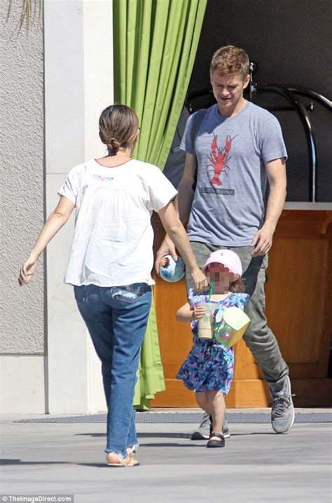 Rachel Bilson and ex Hayden Christensen bring their daughter。